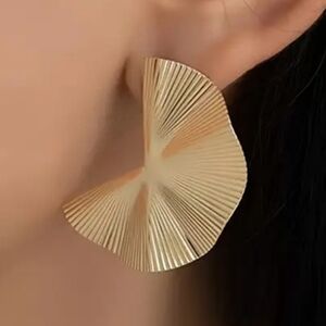Women's Gold Fan Shaped Statement Earrings. NWT